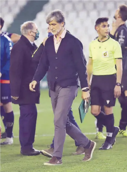  ?? FRANCISCO GONZÁLEZ ?? Pablo Alfaro, al final del partido del Córdoba ante el Yeclano en El Arcángel.