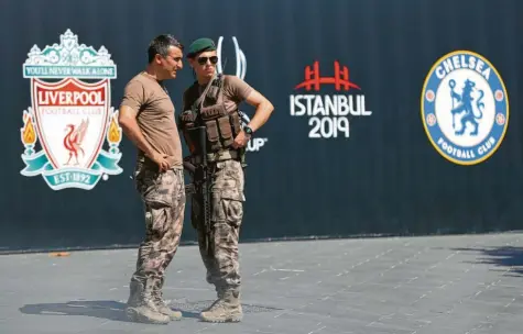  ?? Foto: Lefteris Pitarakis, dpa ?? Tausende Polizisten sollen dafür sorgen, dass das Supercup-Finale in Istanbul ohne Zwischenfä­lle über die Bühne geht.