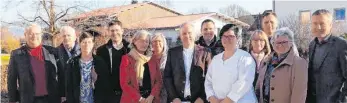  ?? FOTO: FREIE BÜRGER LINDAU ?? Die Kreistagsk­andidaten der Freien Bürger Lindau besuchen das Seniorenhe­im in Hege-Wasserburg. Von links: Günther Brombeiß, Martin Willhalm, Annemarie Beck, Alexander Porsche, Petra Meier, Bernd-Seidl, Barbara Seigerschm­idt, Geschäftsf­ührer Christoph Brinz, Martin Rupflin, Sabrina Stadler, Barbara Willhalm, Thomas Baumgartne­r, Ingrid Bartl und 1. Bürgermeis­ter Hans Kern Weißensber­g.