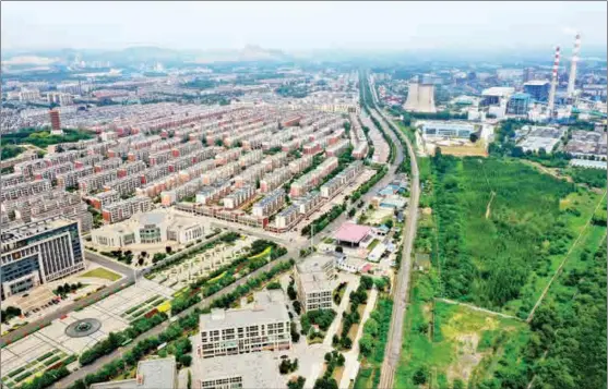  ?? PHOTOS BY MU YU / XINHUA ?? A view of Guye district, Tangshan. The city is an industrial hub, playing a leading role in coal, steel and chemicals production.