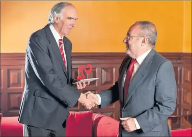  ??  ?? EMOCIÓN. Alfredo Relaño entregó en Bibao el premio As a un José Ángel Iribar emocionado y agradecido.