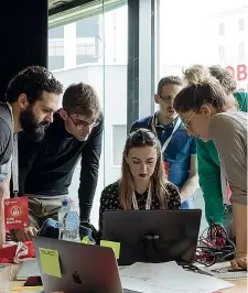  ??  ?? La gara Ragazzi e ragazze durante il TOBI Hack Day di Vodafone