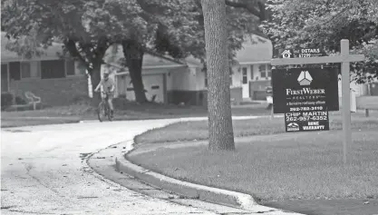  ?? ANGELA PETERSON / MILWAUKEE JOURNAL SENTINEL ?? A home for sale on the 4600 block of N. Parkside Drive in Wauwatosa, Wi.