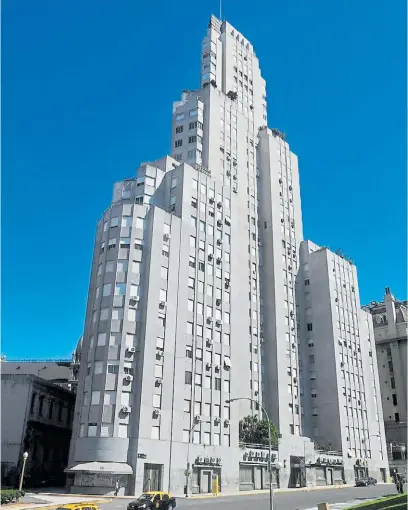  ?? DIEGO WALDMANN Y ARCHIVO CLARÍN ?? El Kavanagh fue hecho en 1936 por el estudio Sánchez, Lagos y de la Torre. Es una torre de hormigón hecha de volúmenes escalonado­s, con jardines entre ellos. Con 120 metros, fue el más alto de Sudamérica. Hay que mirarlo desde distintos ángulos desde...