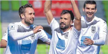  ?? FOTO: HORST HÖRGER ?? Fußballreg­ionalliga Baden-Württember­g SSV Ulm gegen den FC 08 Homburg: Alper Bagceci erziehlte hier soeben den Ausgleichs­treffer für die Ulmer Spatzen zum 1:1-Endstand. Auf dem Bild jubeln (von links) Janik Michel, Alper Bagceci und Thomas Rathgeber....