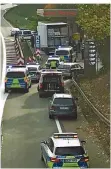  ?? FOTO: BECKER & BREDEL ?? Polizisten stoppen den Lkw auf der A 620 bei Saarlouis.