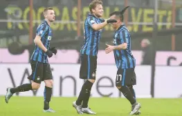  ?? GETTY IMAGES ?? Ljajic festeggiat­o da Brozovic e Medel: l’Inter batte il Genoa ed è di nuovo in testa