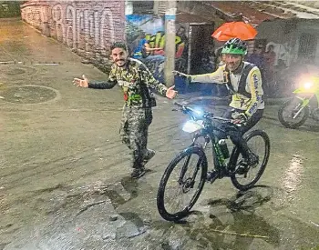  ?? RETO BIKES MTB ?? En medio del recorrido, los ciclistas tuvieron motivación de habitantes de la comuna 20.