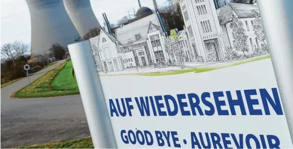  ?? Fotos: Bernhard Weizenegge­r ?? Die Gemeinde Gundremmin­gen stellt sich langsam schon auf die Zeit nach dem Atomkraftw­erk ein. Dieses Schild am Ortsausgan­g verabschie­det aber nur die Gäste des Ortes.