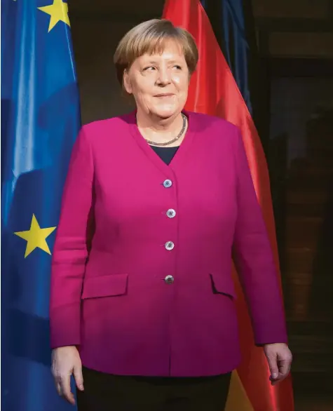  ?? Foto: Sven Hoppe, dpa ?? Ein sanftes Lächeln und Applaus, wie sie ihn selten bekommt: Kanzlerin Angela Merkel am Samstag auf der Sicherheit­skonferenz.