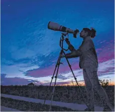  ?? FOTO: JENS BÜTTNER/ DPA ?? Immer mehr Privatleut­e schaffen sich inzwischen kostspieli­ge Beobachtun­gs- und Fotoutensi­lien an, um kleinste Details am Nachthimme­l zu entdecken.