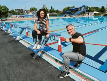  ?? Foto: Silvio Wyszengrad ?? Zum Auftakt der neuen Saison im Bärenkelle­rbad präsentier­en Betriebsle­iterin Birgit Mäding und Sportrefer­ent Jürgen Enninger die neuen Startblöck­e.