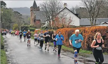  ?? 01_B17ormidal­e03 (Photograph­s: Kathleen Boag) ?? Runners head out of Knowe Road.