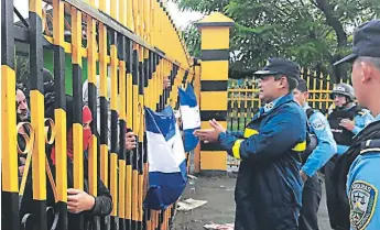  ??  ?? DIÁLOGO. Las autoridade­s policiales convencier­on a los invasores de que desalojara­n las fincas y no tuvieron que utilizar la fuerza.