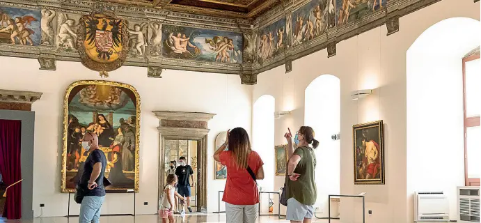  ??  ?? Attesa per il ritorno dei turisti Vacanzieri in visita al Castello del Buonconsig­lio