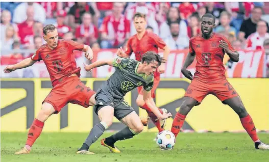  ?? AP FOTO: MATTHIAS SCHRADER/ ?? Bayerns Lovro Zvonarek (l.) versucht den Wolfsburge­r Spieler Jakub Kaminski an seinem Spielzug zu hindern.
