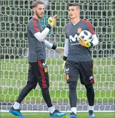  ??  ?? PORTERÍA. Hierro planea hacer variacione­s frente a Rusia. Kepa por De Gea puede ser una de ellas.