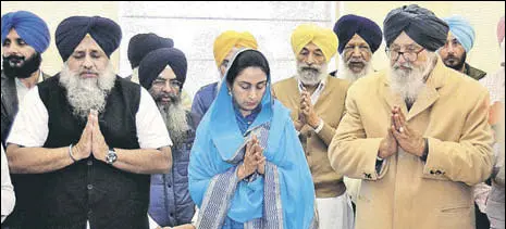  ?? SAMEER SEHGAL/HT ?? (From R) Former Punjab CM Parkash Singh Badal, Union minister Harsimrat Kaur Badal and SAD president Sukhbir Singh Badal offering ardas at the Golden Temple in Amritsar on Saturday.