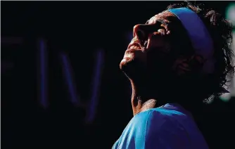  ?? FOTO: IMAGO ?? Rafael Nadal blickt verzweifel­t nach oben, als erhoffe er sich himmlische­n Beistand. Gegen Novak Djokovic ergab sich der Spanier auf dem Tennis-Platz fast willenlos in sein Schicksal.