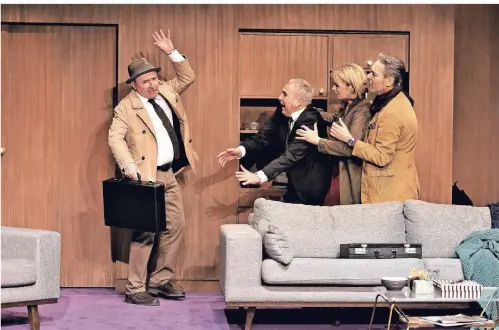  ?? FOTO: DENNIS HAENTZSCHE­L ?? Szene aus „Funny Money“im Theater an der Kö – mit Stefan Preiss, Ralf Komorr, Saskia Valencia und Jacques Breuer (v. l. ).