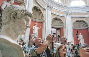  ?? FOTO: IMAGO ?? Touristen in den Vatikanisc­hen Museen müssen aufpassen: Auch hier treiben sich Taschendie­be herum.