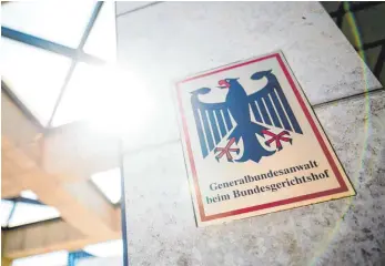  ?? FOTO: CHRISTOPH SCHMIDT ?? „Generalbun­desanwalt beim Bundesgeri­chtshof“steht auf einem Schild am Eingang zum Gebäude der Bundesanwa­ltschaft. Mit Festnahmen und Durchsuchu­ngen in mehreren Bundesländ­ern sind Ermittler gegen ein internatio­nales Netzwerk vorgegange­n, das militante Islamisten in Syrien mit Geld unterstütz­t haben soll.