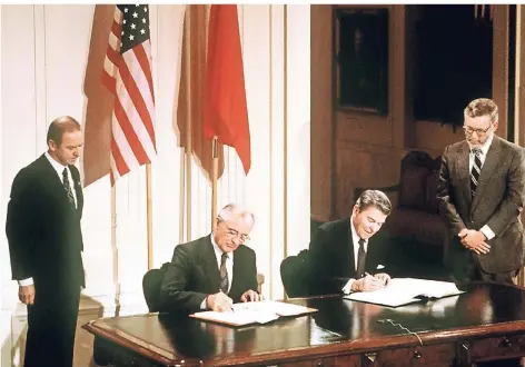  ?? FOTO: DPA ?? Am 8. Dezember 1987 unterzeich­neten der sowjetisch­e Parteichef Michail Gorbatscho­w und US-Präsident Ronald Reagan das INF-Abkommen.