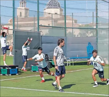  ??  ?? Zubimendi y Óscar GIl, durante un entrenamie­nto de la Olímpica.