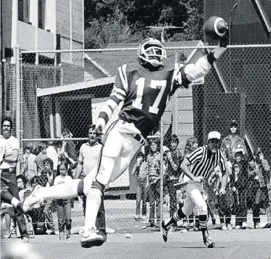  ?? PHOTO QC FILE ?? Riders receiver Joey Walters made a remarkable one-handed grab in the 1982 CFL home opener against the Lions.