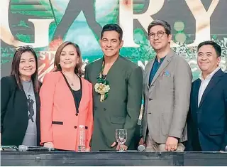  ?? ?? ■ Mr. Pure Energy (center) with (from left) wife and now co-manager Angeli Pangilinan-Valenciano, ABS-CBN’s COO Cory Vidanes, Star Magic’s head Laurenti Dyogi and manager Alan Real