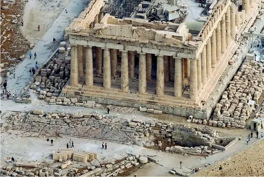  ??  ?? Acropoli
Una veduta aerea dell’Acropoli che sovrasta Atene, dove sorgono i resti del grande tempio dedicato alla dea Atena, protettric­e della città (foto Ap / Petros Giannakour­is). Centro della vita religiosa ateniese, l’Acropoli in altre fasi della sua storia venne adattata al compito di fortezza militare