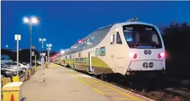  ?? GORD HOWARD TORSTAR FILE PHOTO ?? A GO train prepares to pull away from the Niagara Falls station.