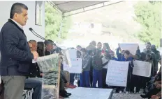  ??  ?? Un grupo de 15 niños llevó pancartas al evento del mandatario Miguel Riquelme para exigirle que apoye a la escuela, entre otras cosas, con equipo de cómputo.