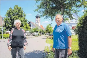  ?? FOTO: ELISABETH SOMMER ?? Irene Paal und Erwin Schenk gehören zum Kulturkrei­s Ersingen, der nun als Abteilung des Heimatvere­ins Erbach Mitglieder aufnehmen kann.