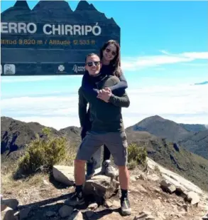  ?? InSTAgrAm ?? Shirley Álvarez posando en la cima del Cerro Chirripó junto a su novio Daniel Vargas.