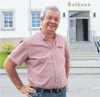  ?? FOTOS: SEBASTIAN KORINTH ?? Hans Steinhart ist seit 19 Jahren Ortsvorste­her von Gammerting­ens Ortsteil Feldhausen. Zu den wichtigste­n Themen der vergangene­n Jahre zählt für ihn die Zukunft der Grundschul­e.