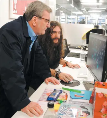  ?? PHOTO JEAN-LUC LAVALLÉE ?? Régis Labeaume a visité l’école 42 à Paris, qui forme les talents du numérique de demain avec une philosophi­e différente du modèle d’enseigneme­nt traditionn­el.