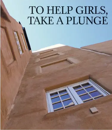  ?? ASHLEY HERNANDEZ/FOR THE NEW MEXICAN ?? The first 92 people to raise $1,000 for Girls Inc. of Santa Fe can rappel off the Water Street side of La Fonda on the Plaza in August.