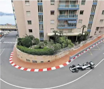  ?? AFP ?? Lewis Hamilton manövriert seinen Mercedes um die engen Kurven in Monaco.