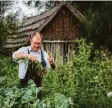  ?? Foto: J. Leitenstor­fer ?? Karl Discherl bei der Arbeit im „prähistori­schen“Garten.