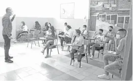  ?? Fotos | Freddy Arango | LA PATRIA ?? Estudiante­s de séptimo del colegio San Juan Bautista de La Salle en clase con el profesor de matemática­s Edison Vallejo.