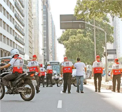  ??  ?? Agentes do Centro Presente perseguira­m os bandidos pela Presidente Vargas. Ninguém foi preso