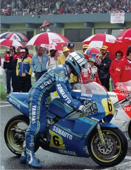  ??  ?? 1. Sur la grille de départ des 500 au GP d’Allemagne en 1985, deux Français se tiennent prêts : Christian Sarron (n° 6) et Raymond Roche (n° 3). Sarron a remporté la course. 2. Patrick Fernandez a fait une très belle carrière en GP. Il a été vice-champion du monde 350 en 1979. 3. Guy Bertin s’est risqué sur la Sanvenero 125 en 1981, un an après avoir été vice-champion du monde 125 sur Motobécane. 4. Aux côtés de Patrick Plisson, Jacky Hutteau a obtenu de beaux résultats en championna­ts du monde 50 sur la française ABF.