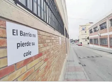  ?? D.C. ?? Carteles colocados en la fachada del colegio San Ignacio, declarado en ruina.