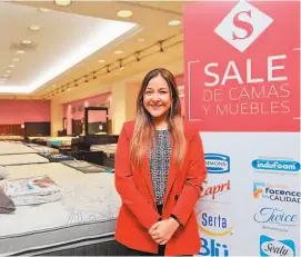  ??  ?? Variedad. Yara Villatoro, gerente de marca de Almacenes Simán, invita a sus clientes a aprovechar el sale de camas disponible en todas sus sucursales.