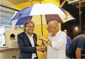  ?? LaPresse ?? Insieme Luca Lotti e Tiziano Renzi a una festa del Pd a Rignano sull’Arno (Firenze); a sinistra, Pietro Biscu