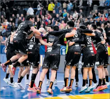  ?? ?? Los Hispanos celebran su triunfo ante Eslovenia en la pista del Pabellón Olímpico de Granollers.