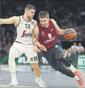  ?? Foto: efe ?? Marinkovic avanzando ante Lundberg. el Baskonia volvió a mostrar solidez