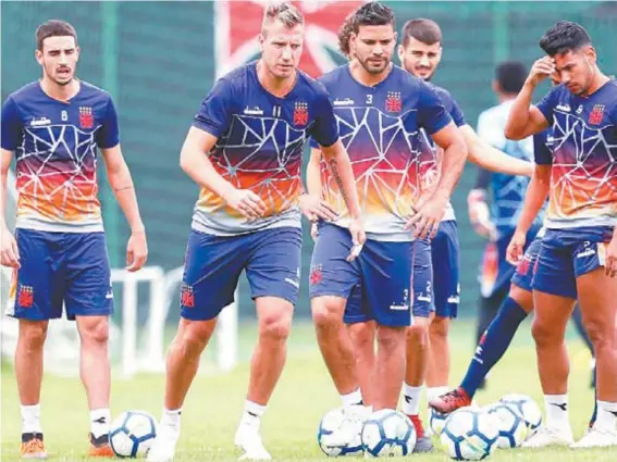  ?? RAFAEL RIBEIRO / VASCO ?? Maxi López apura a pontaria no treino do Vasco, observado por Thiago Galhardo, Oswaldo Henríquez, Ricardo Graça e Andrés Ríos