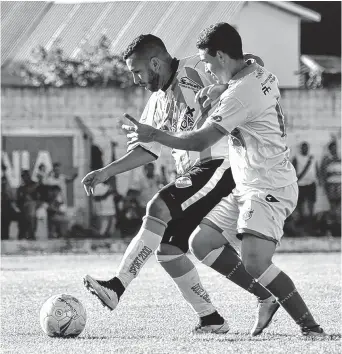  ?? GENTILEZA DIARIO RÍO NEGRO ?? busca recuperar la pelota Enzo González, de Bella Vista, y Facundo Aguilera, de Sol de Mayo, lo aguanta de espaldas. La Loma no pudo hacer pie en Viedma.